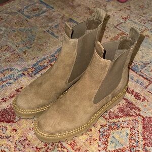 Stylish Tan Chelsea Boots Dolce Vita